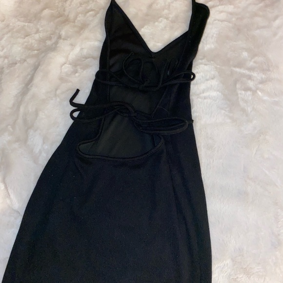 BLACK BACKLESS BODYCON DRESS - Picture 2 of 3